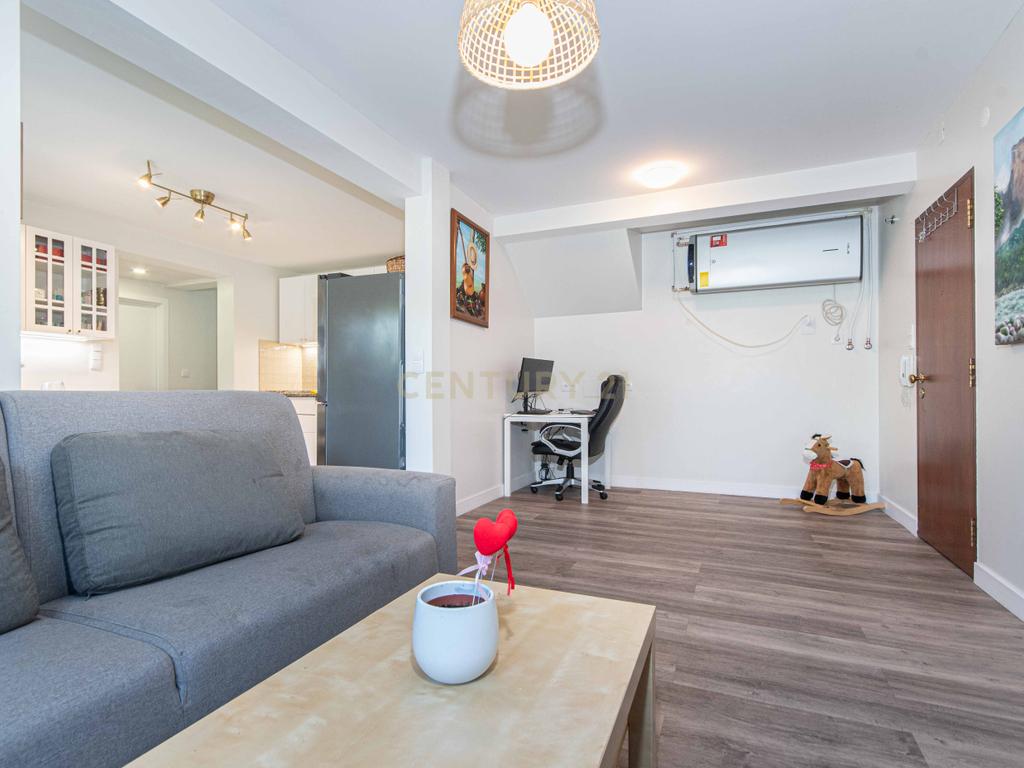 Apartamento T2 Renovado com Vista Panorâmica em Lisboa - Image 9