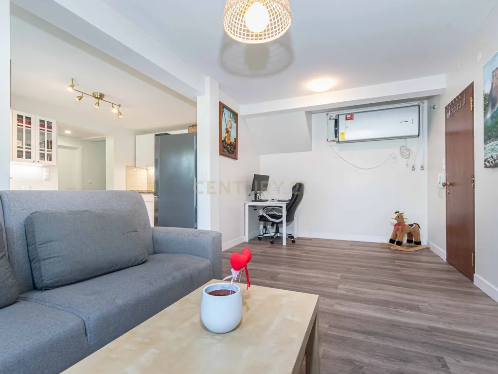 Apartamento T2 Renovado com Vista Panorâmica em Lisboa - Image 9