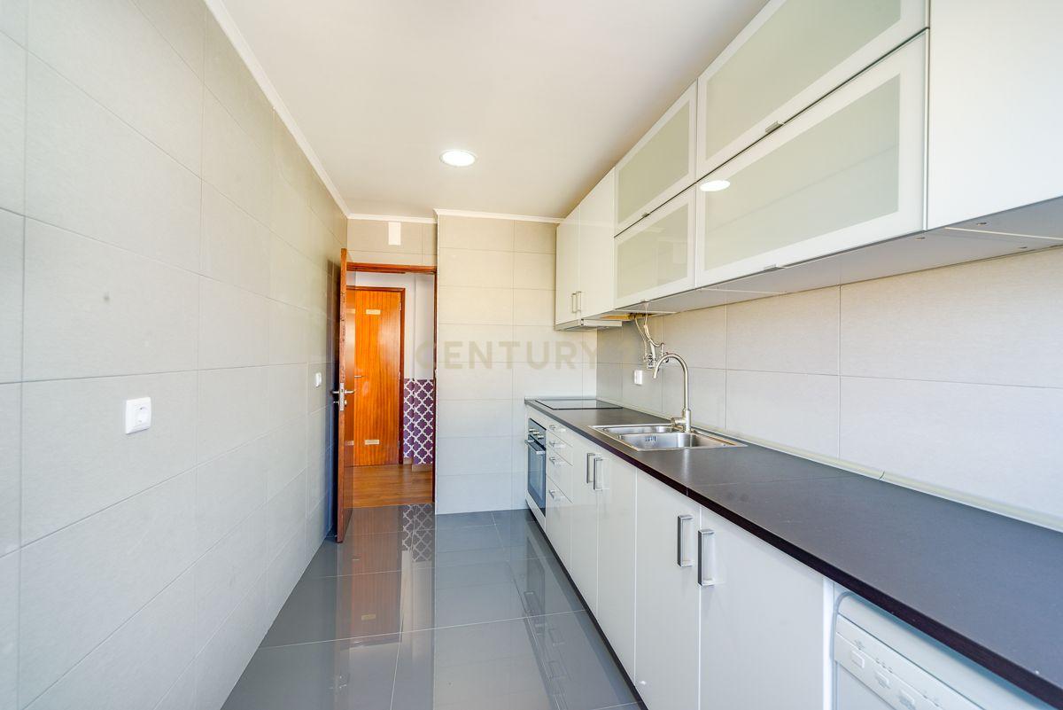 Fotografia 11 de Apartamento T2 com 75 m², situado numa zona central e muito procurada do Cacém