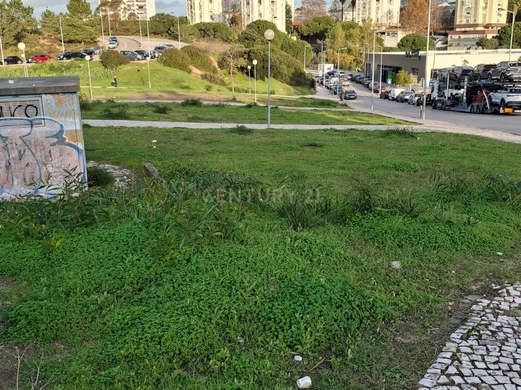 Lote terreno com área de 873,20 m2 para construção de 8 fogos - Image 2