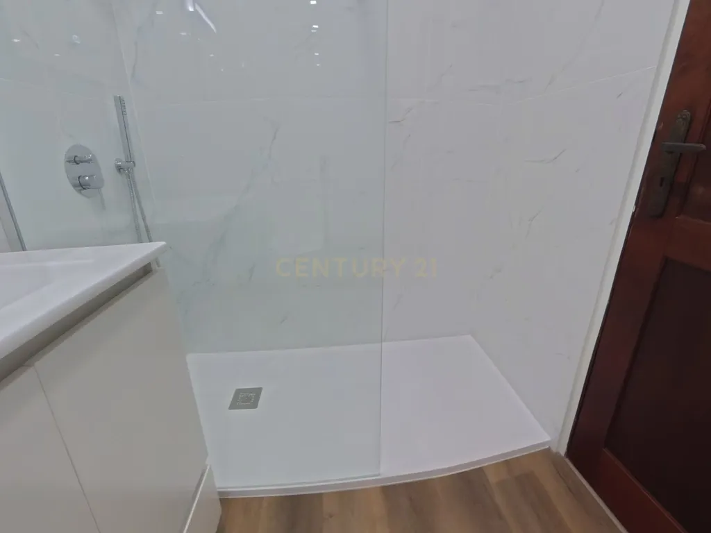 T2 Renovado com Garagem Fechada e 2 Varandas — Palmeira de Faro, Esposende - Image 17