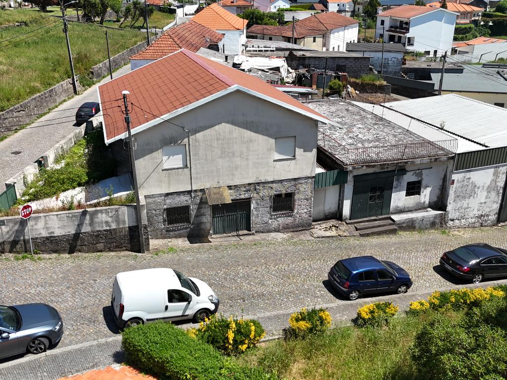 Moradia com 4 quartos, 3 armazéns e muito potencial em Freamunde, Paços de Ferreira - Image 34