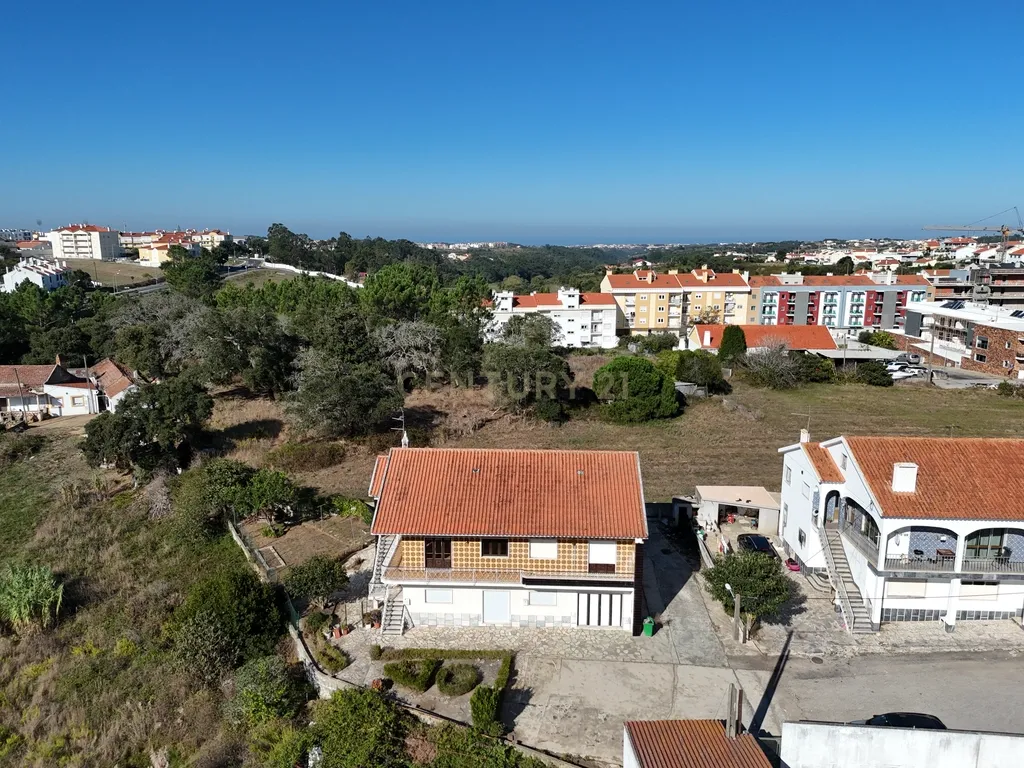 Moradia T7 de dois pisos com garagem, jardim e anexos | Terreno 894 m² na Paz em Mafra - Image 1