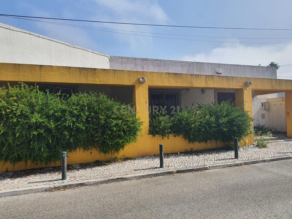 Espaço comercial de 97m2 com esplanada, em São Pedro de Sintra - Image 2
