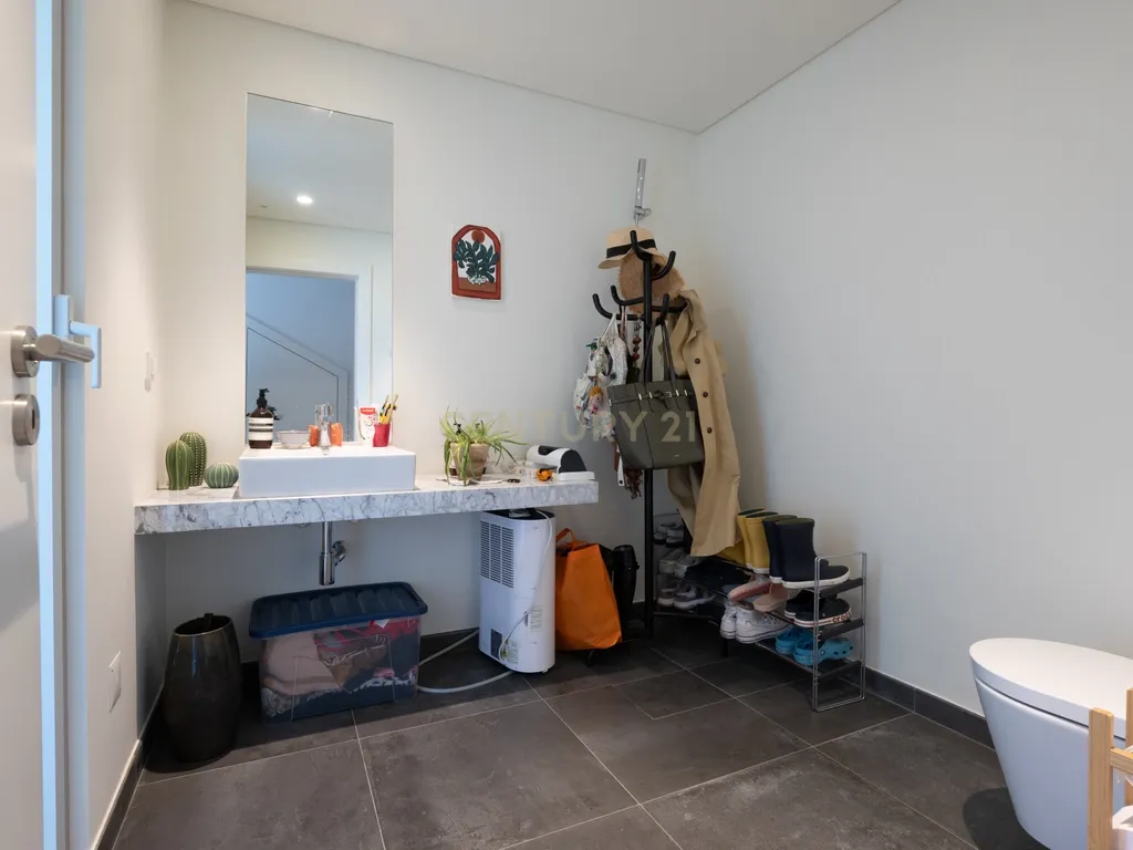 Moradia Nova com 5 quartos + 2 dentro de um condomínio localizado a apenas 5 minutos do Kings College Cascais - Image 12