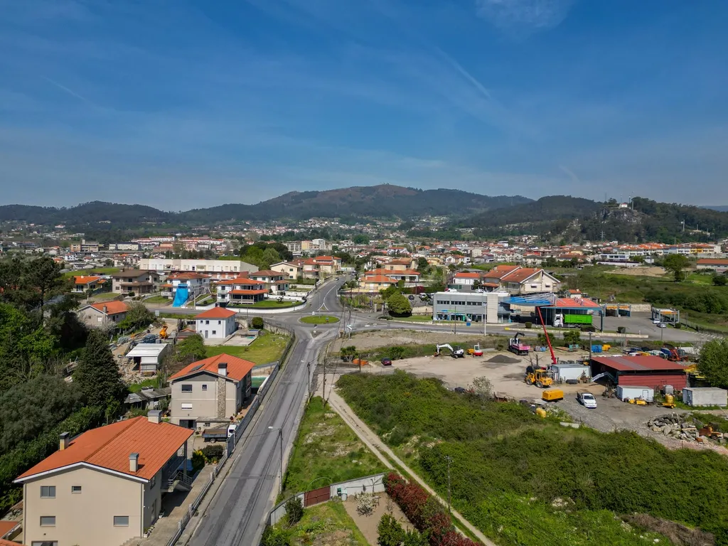 Moradia T3 + T2 em Amares com Jardim e Garagem - Image 6