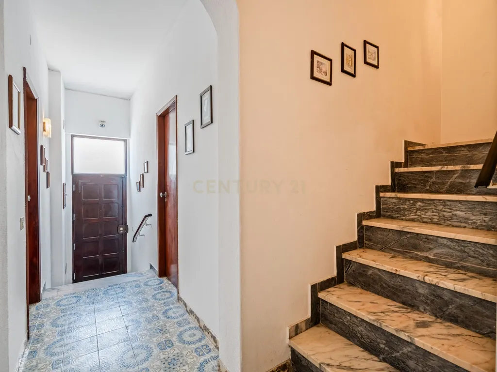 Moradia com 3 Quartos, Quintal e Terraço – Excelente Localização em Albufeira - Image 4