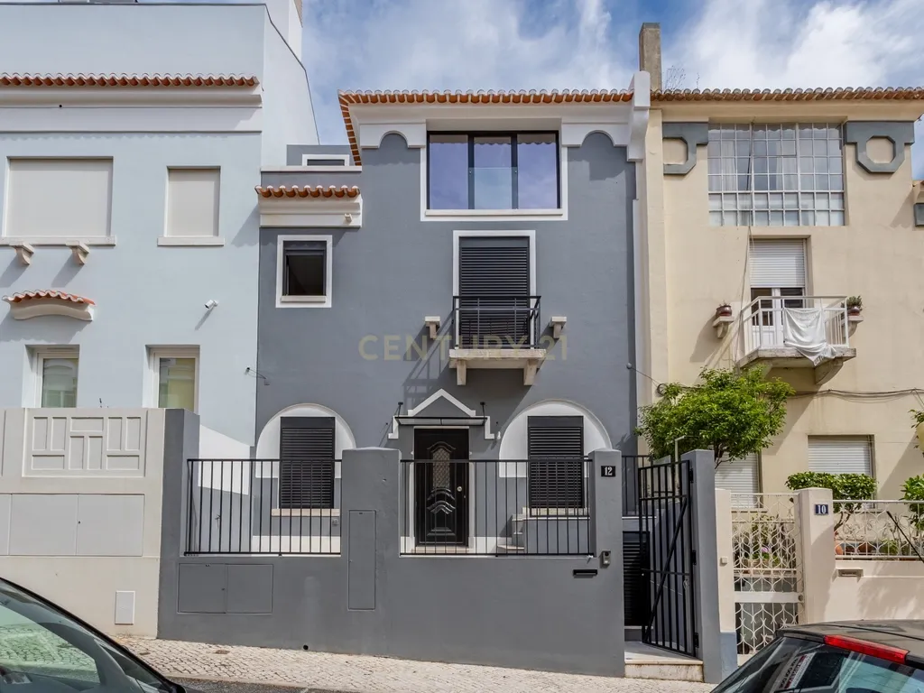 Moradia totalmente renovada no coração de Lisboa, com 4 suites - Image 1