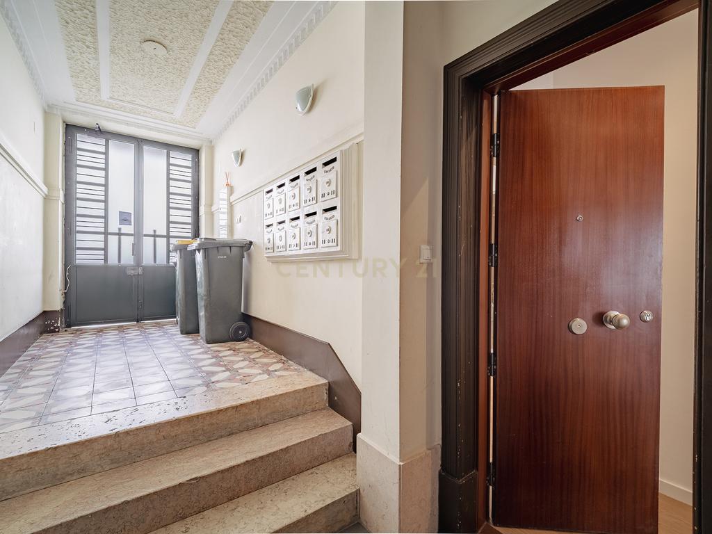 Apartamento T1+1 renovado e com espaço exterior, no Areeiro - Image 17