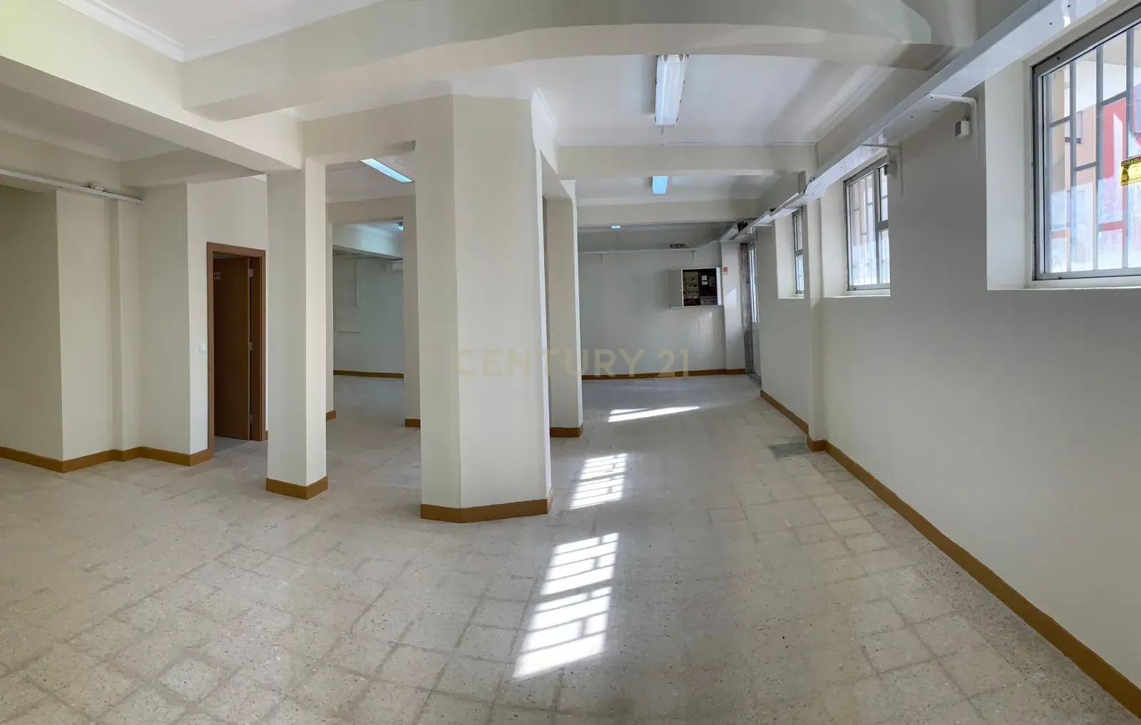 Fotografia 12 de Loja para arrendamento no Cacém