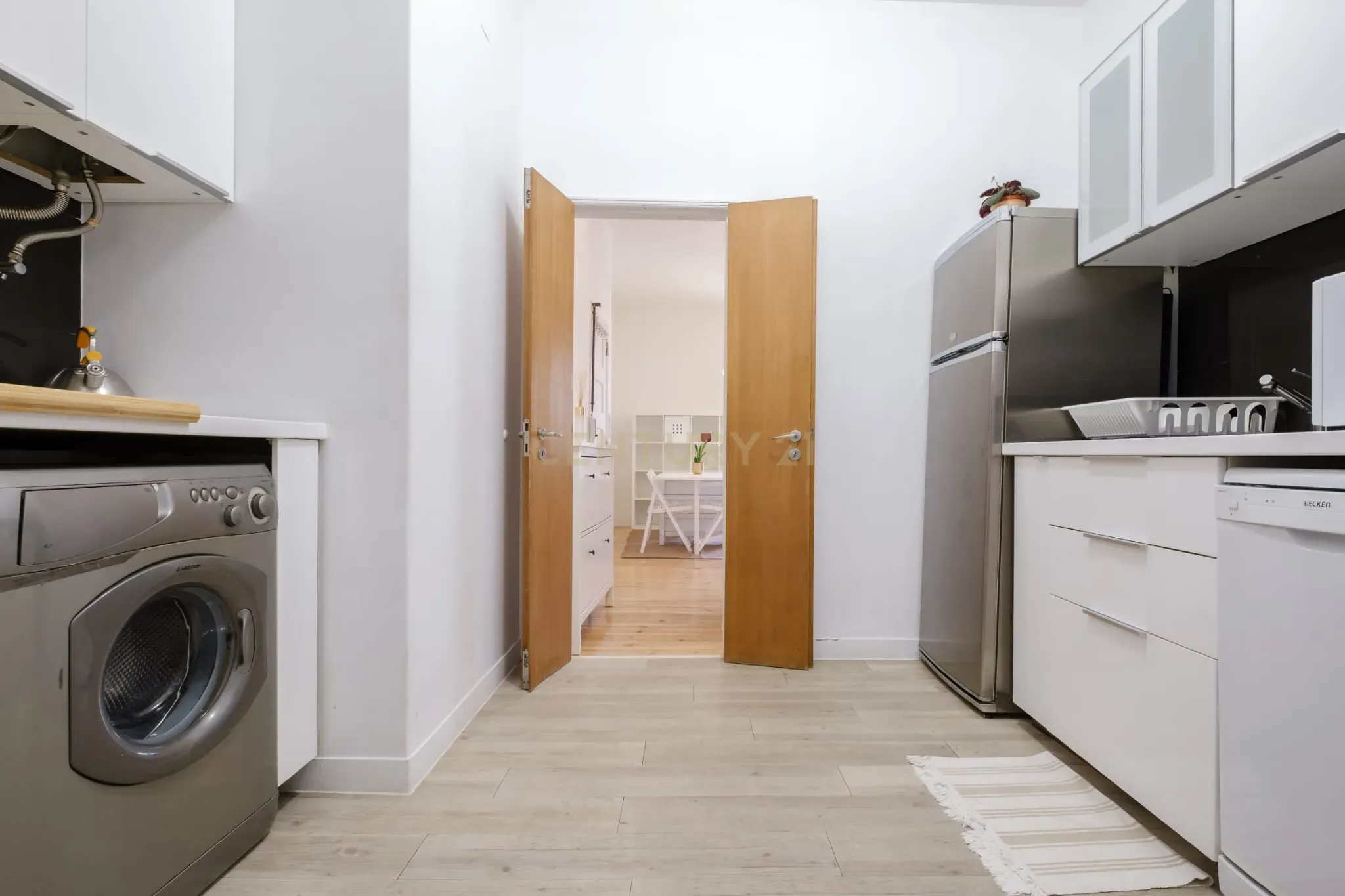 Apartamento T1 com terraço, perto de Santa Apolónia - Image 9