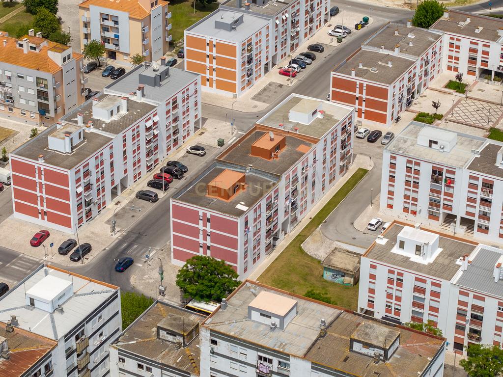 Apartamento T3 com Enorme Potencial de Remodelação na Moita - Image 23