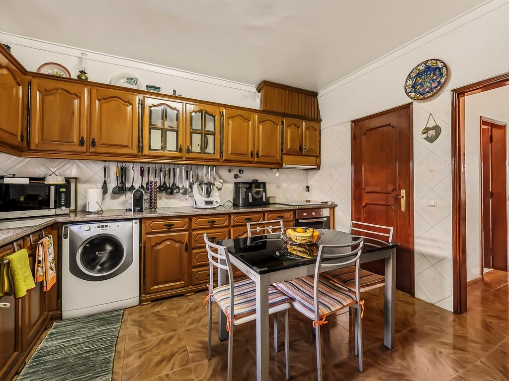 Moradia Geminada T3 com excelentes áreas, terreno e localização privilegiada em Fernão Ferro - Image 8