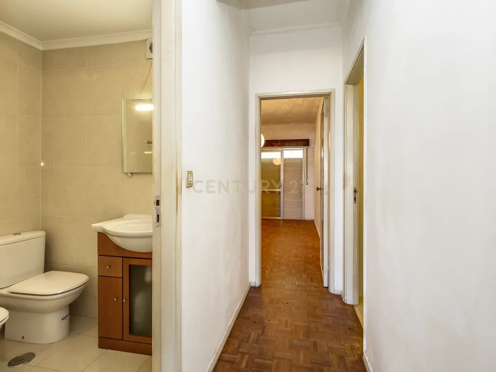 Apartamento T4 com 129 m² e estacionamento — Calçada do Tojal, oportunidade para remodelação total - Image 23