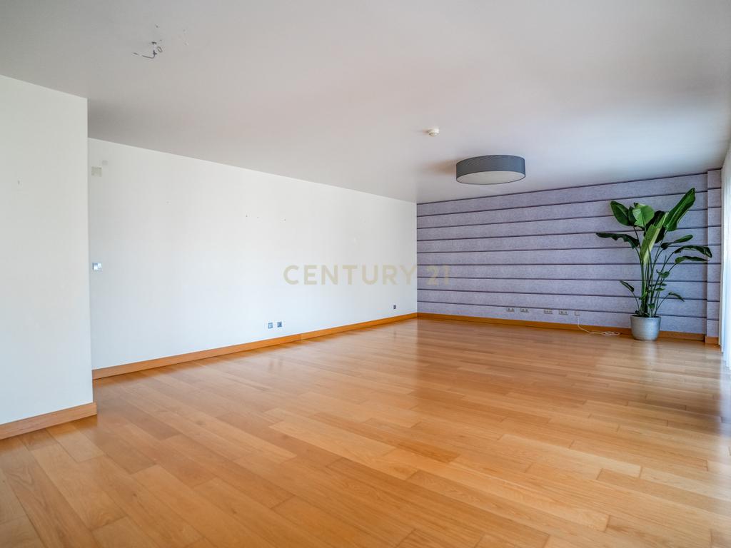 Apartamento T4 Premium com Terraço na Avenida da Independência - Image 5