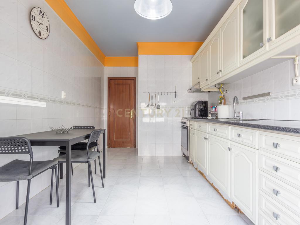Apartamento T4 transformado em T3, na Baixa da Banheira com boa exposição solar - Image 7