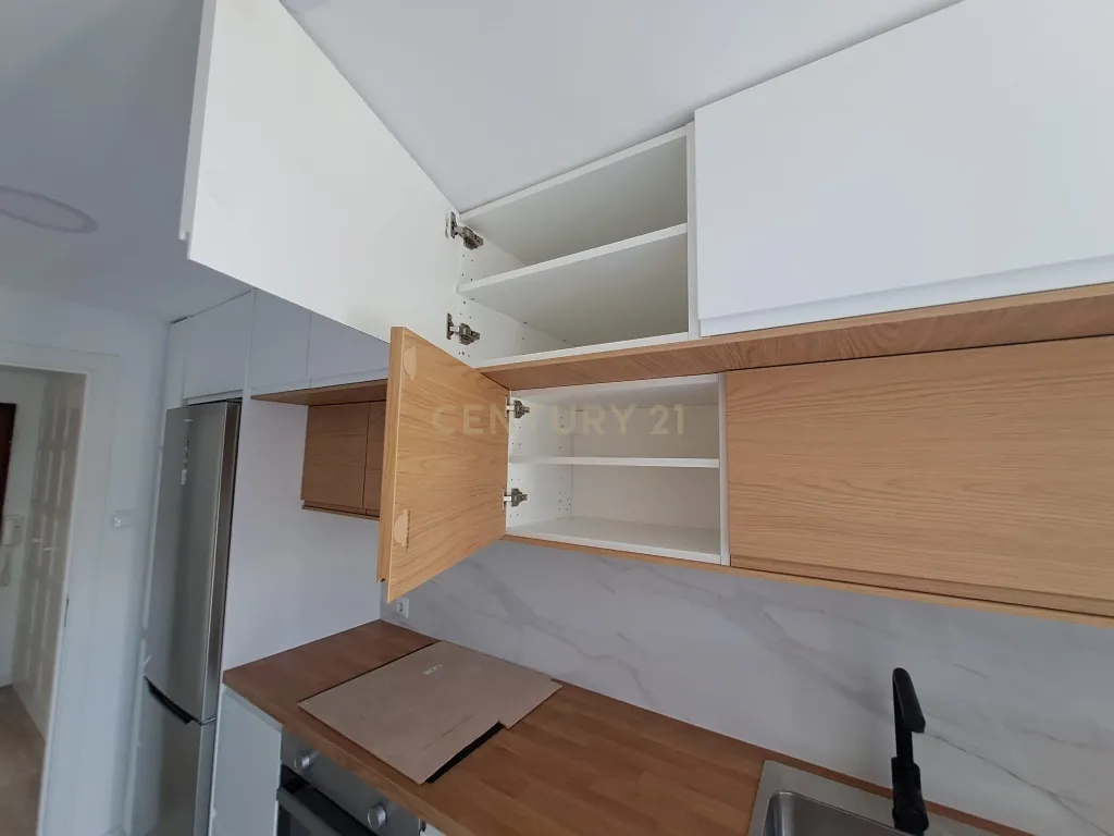 T2 Totalmente Remodelado em Almada | Luminosidade, Conforto e Localização Privilegiada - Image 5