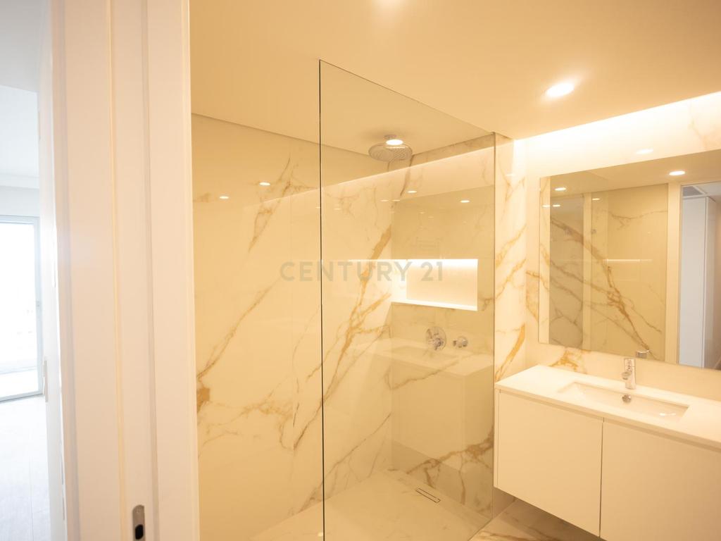 Apartamento T4 duplex com 3 estacionamentos e piscina privativa - Areeiro - Image 5