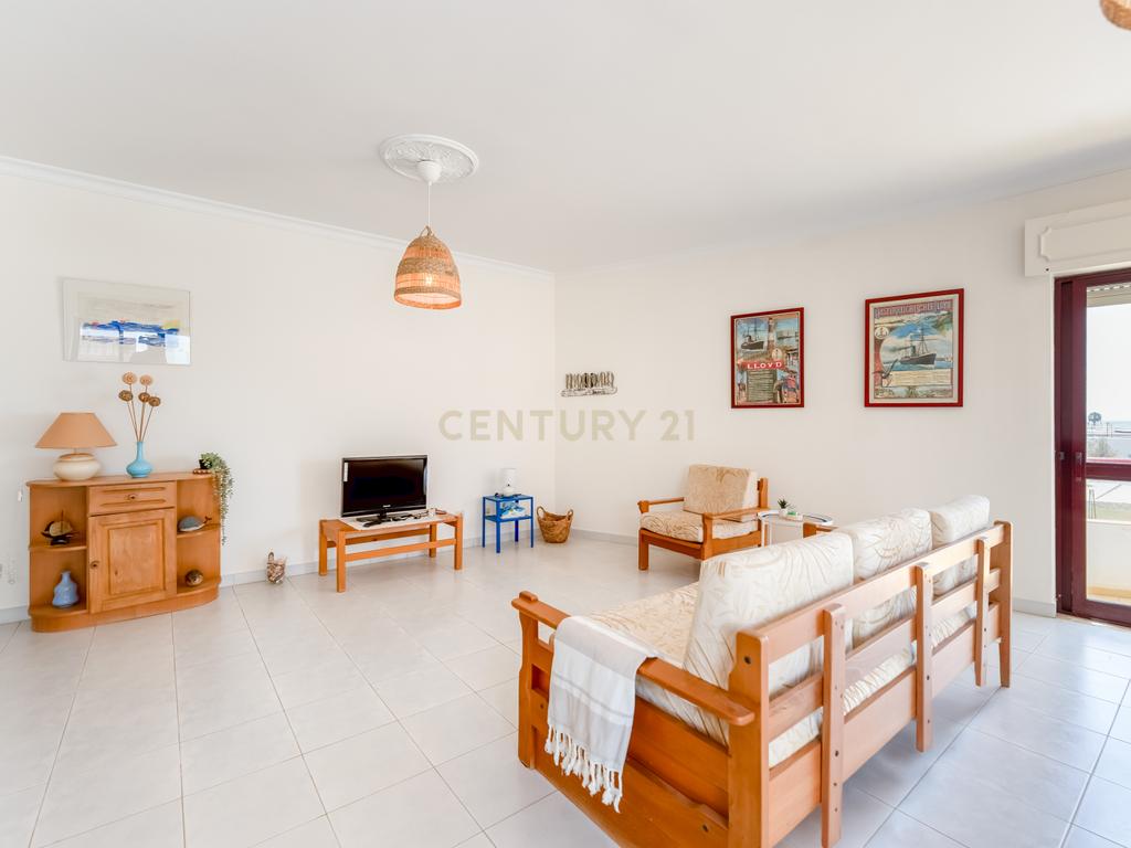 Apartamento T1 em Quarteira com Vista Mar e Perto da Praia - Image 7