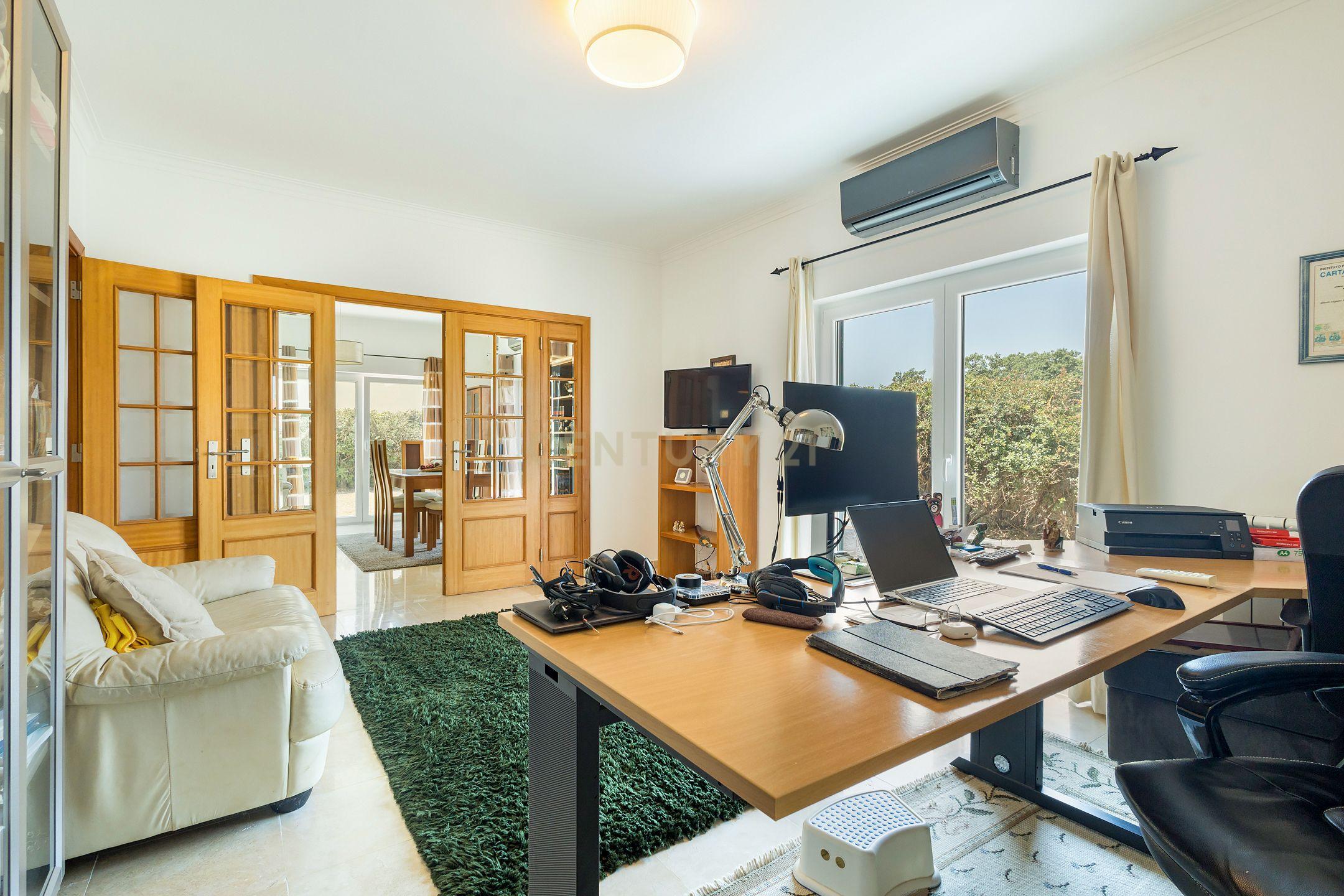 Fotografia 9 de Moradia T5 isolada, implantada num lote de terreno com 466 m², situada numa zona residencial tranquila de Aldeia de Irmãos, em Azeitão.