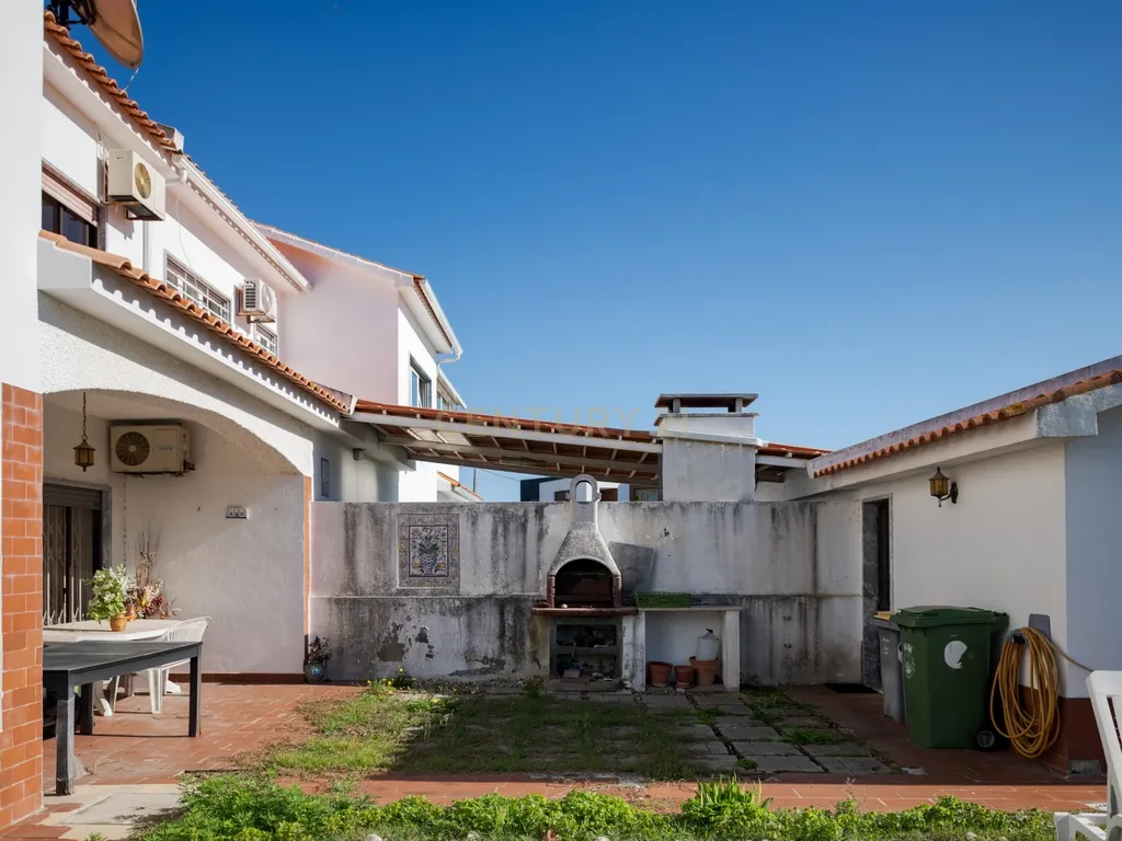 Moradia T4 Geminada à Venda na Marisol — 200 m² | Lote 900 m² | Piscina - Image 4