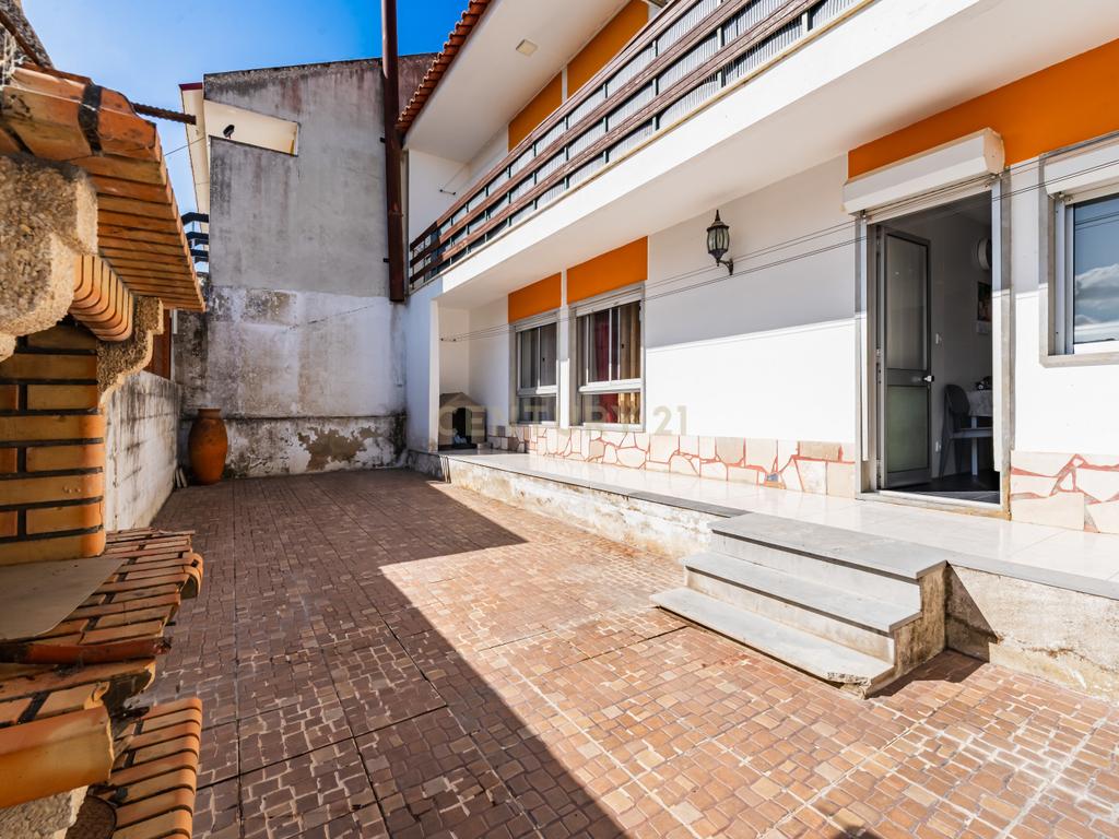 T3 Remodelado com Quintal e Estacionamento em Samora Correia - Image 5