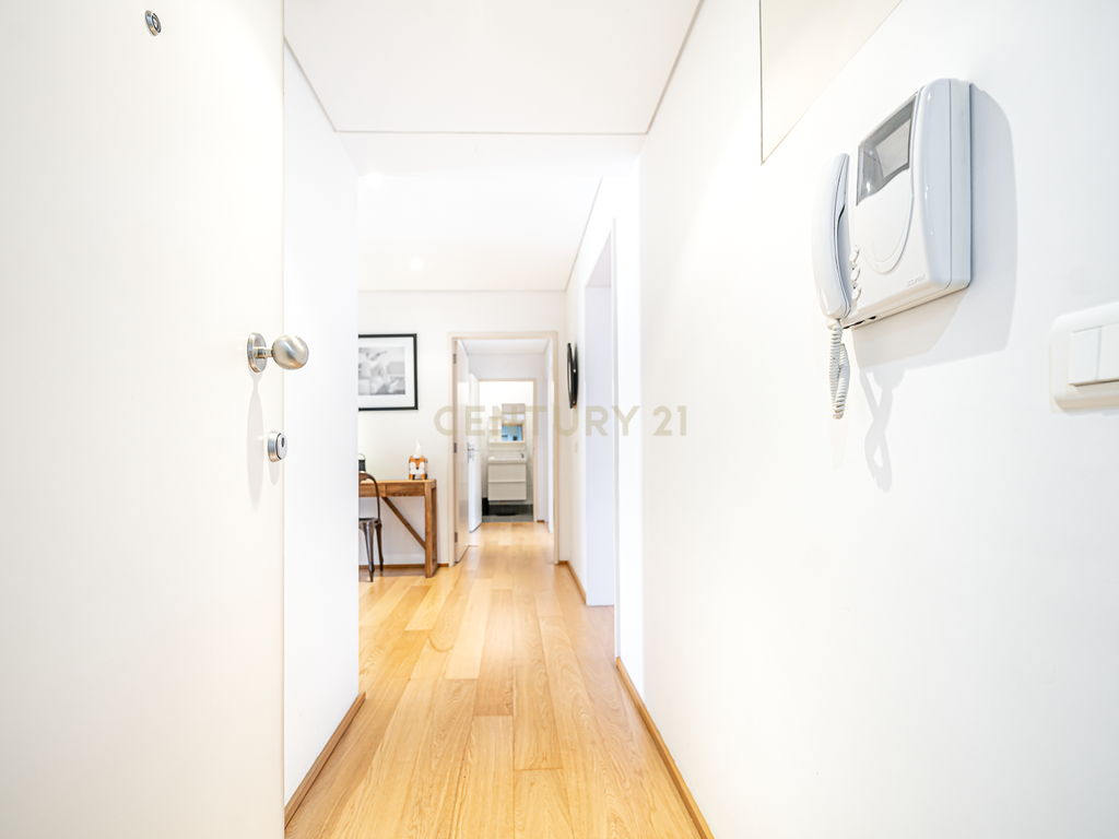 Apartamento T3 com terraço, garagem e elevador na Rua do Benformoso, em Lisboa - Image 8