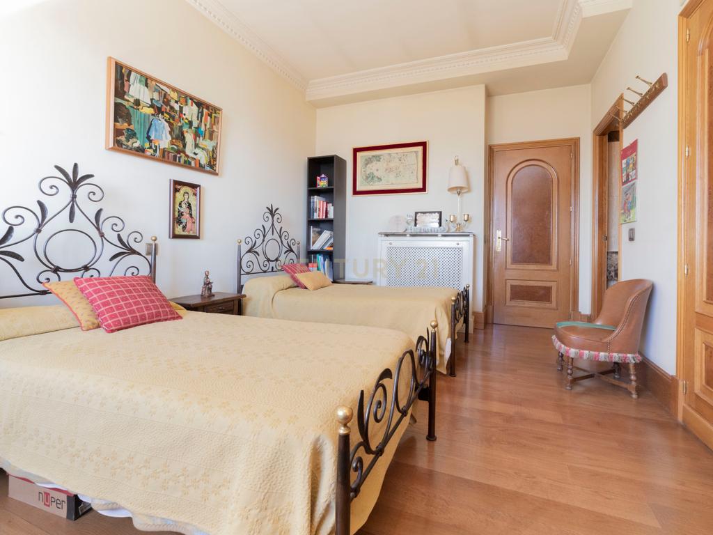 Luxuoso Apartamento T5 com Vista Panorâmica em Madrid - Image 15