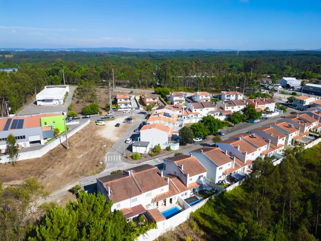 Moradia T4 com Piscina Privativa na Marinha Grande - Image 27