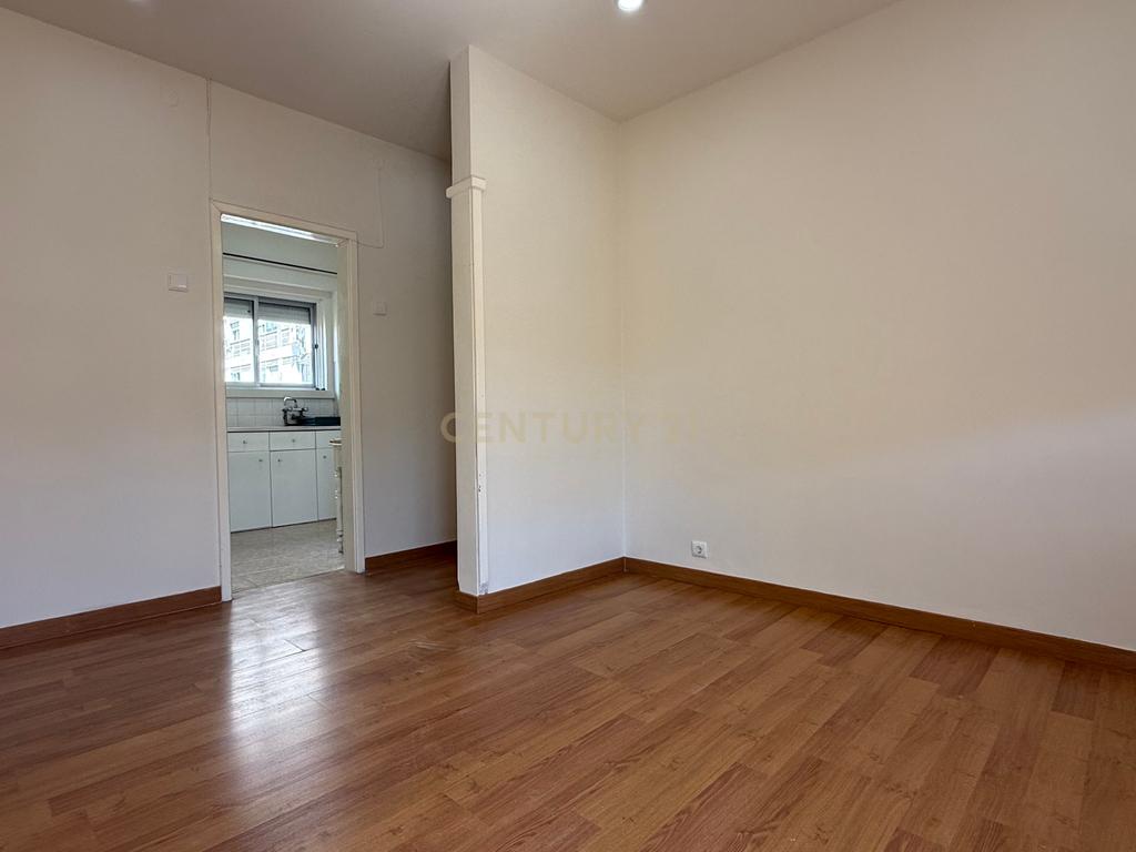 T2 | Alvalade | Parcialmente Remodelado | Arrendamento - Image 2