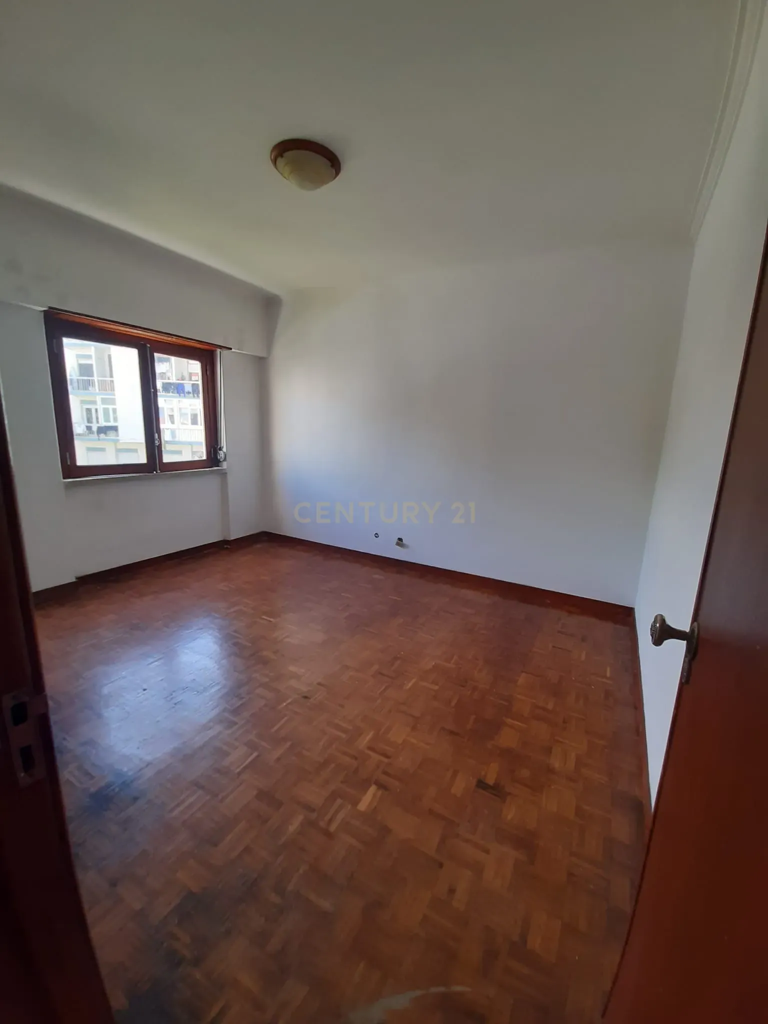 Oportunidade Única em Carnaxide - T3 - Imóvel para remodelar com Excelente Localização - Image 4