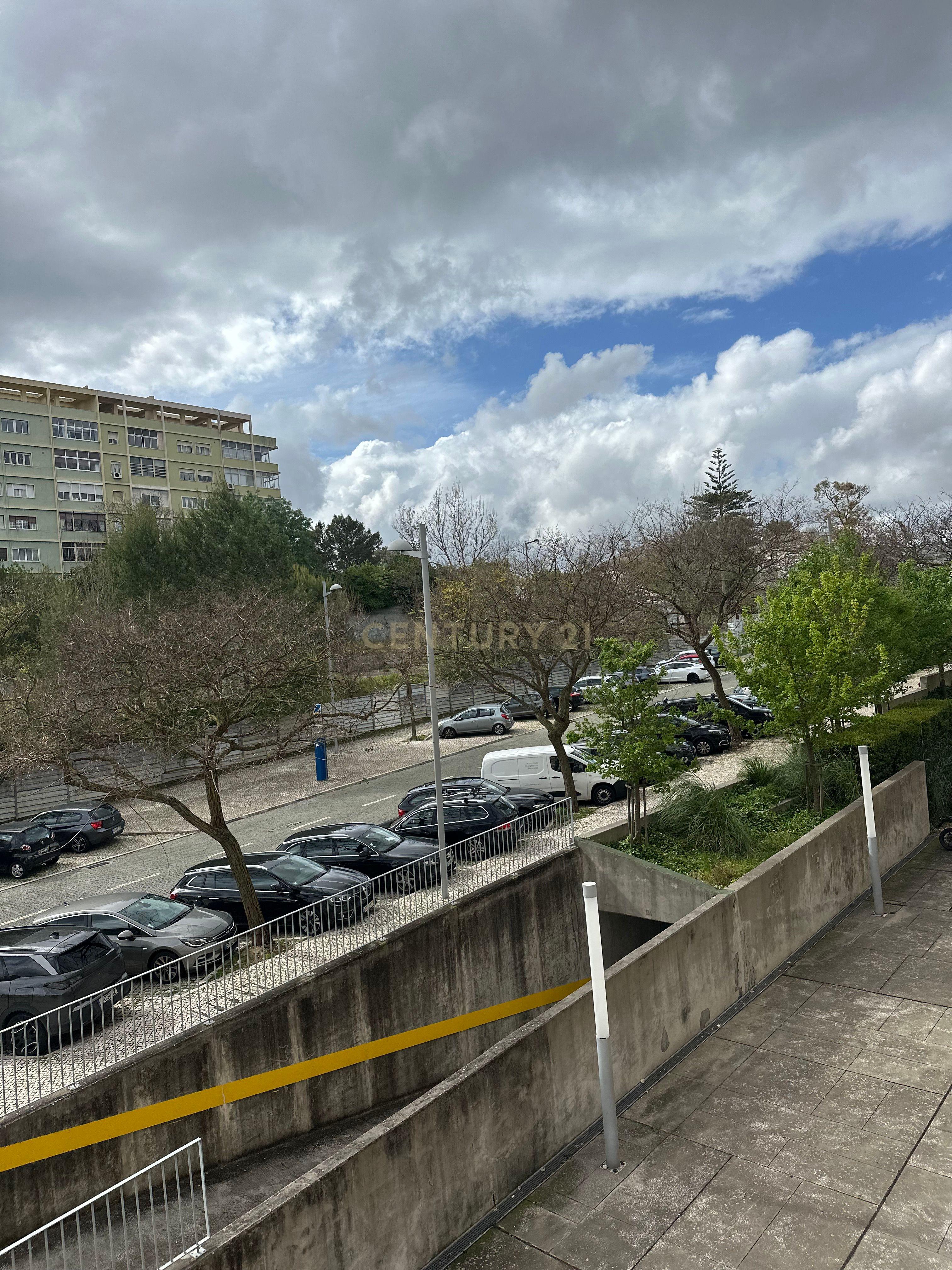 Apartamento T2 com 118m2 para venda nas Avenidas Novas com uma excelente localização proximo da estação de Entrecampos e da Cidade Universitária. - Image 43