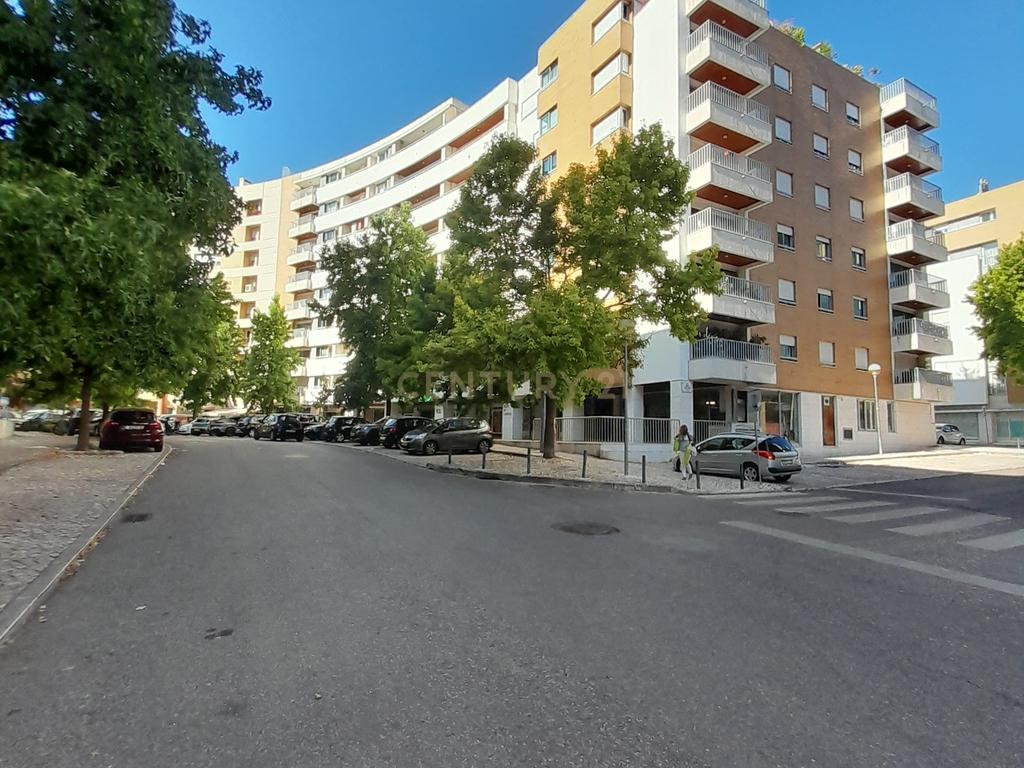Fantástico T2 com Terraço e estacionamento, frente ao Parque das Conchas - Image 1