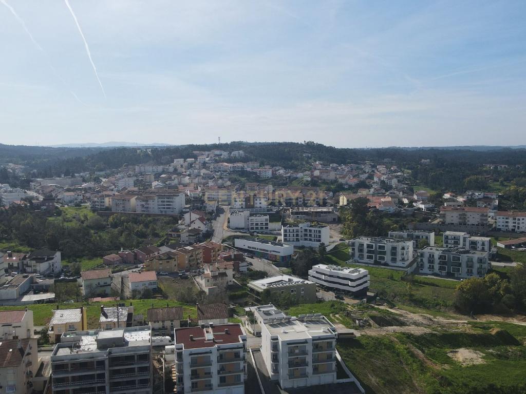 Excelente oportunidade de investimento no centro de São Martinho do Bispo, Coimbra. As referências C0289-01959 (moradia e terreno) e C0289-01957 (terreno) são vendidas em conjunto. - Image 53