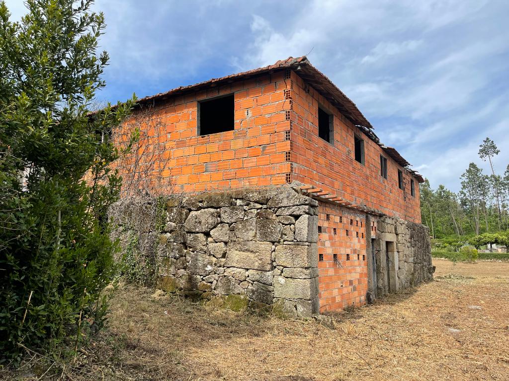 Propriedade com 1,8 hectares de área urbana e 3,2 hectares de solo fértil e floresta, composta por 8 edifícios independentes totalizando 700 m² de área construída, localizada no centro de Serrazes, São Pedro do Sul. - Image 51