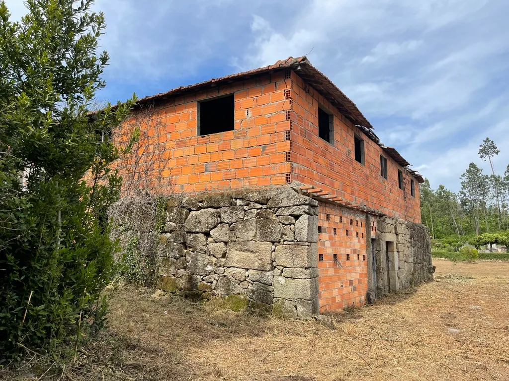 Propriedade com 1,8 hectares de área urbana e 3,2 hectares de solo fértil e floresta, composta por 8 edifícios independentes totalizando 700 m² de área construída, localizada no centro de Serrazes, São Pedro do Sul. - Image 51