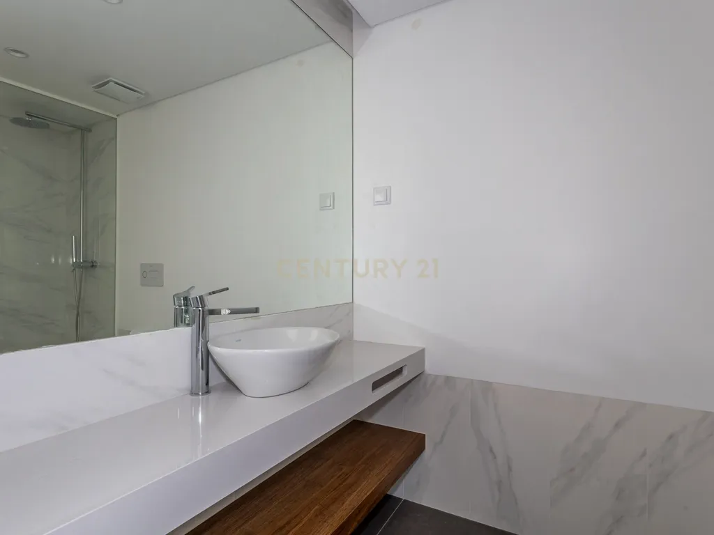 Apartamento T2 novo com varanda Rua Palmira Lisboa - Image 13