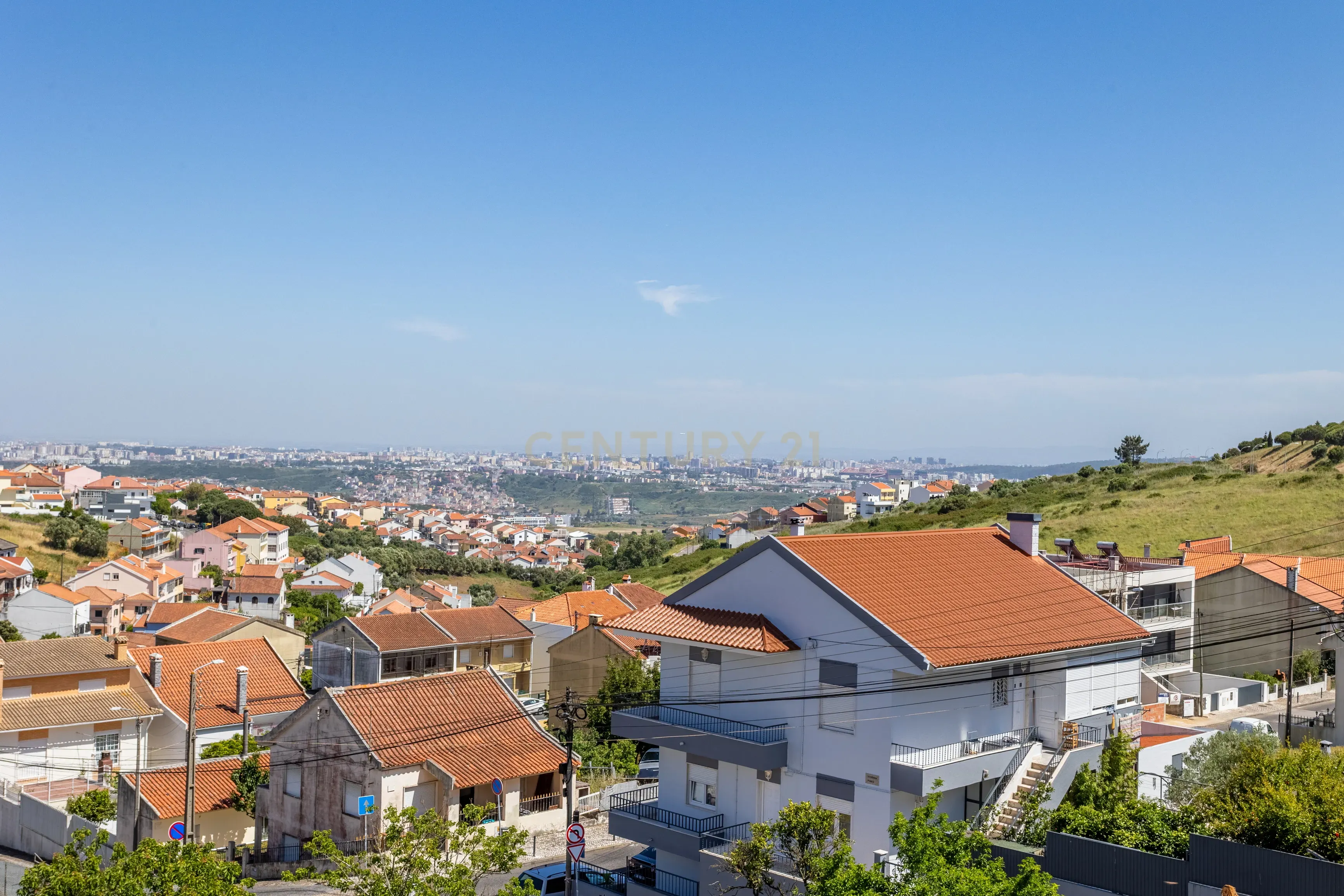 Moradia T5 isolada, inserida num lote de terreno de 750m2 em Casal de Cambra - Image 40