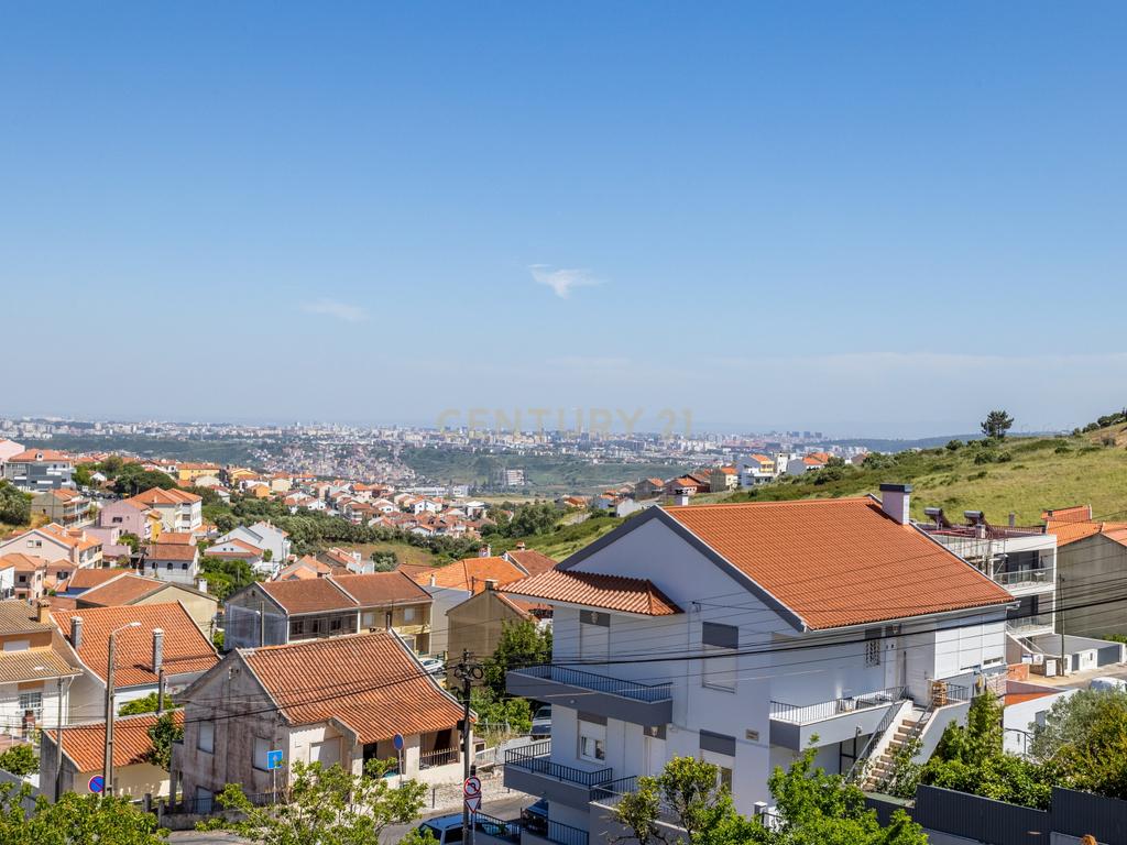 Moradia T5 isolada, inserida num lote de terreno de 750m2 em Casal de Cambra - Image 40