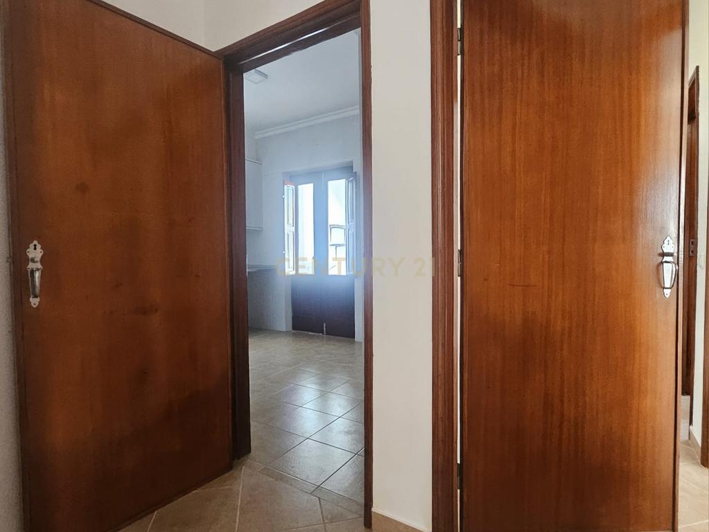 Moradia Bifamiliar T4 com Quintal e Garagem no Bairro das Nogueiras, Évora - Image 25