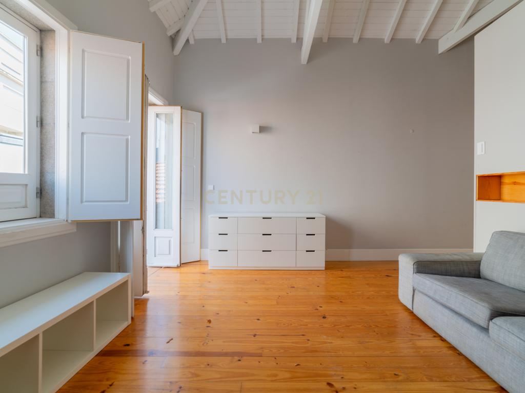 Apartamento com Terraço e Vista Única sobre o Porto – Rua de Santa Teresa - Image 2