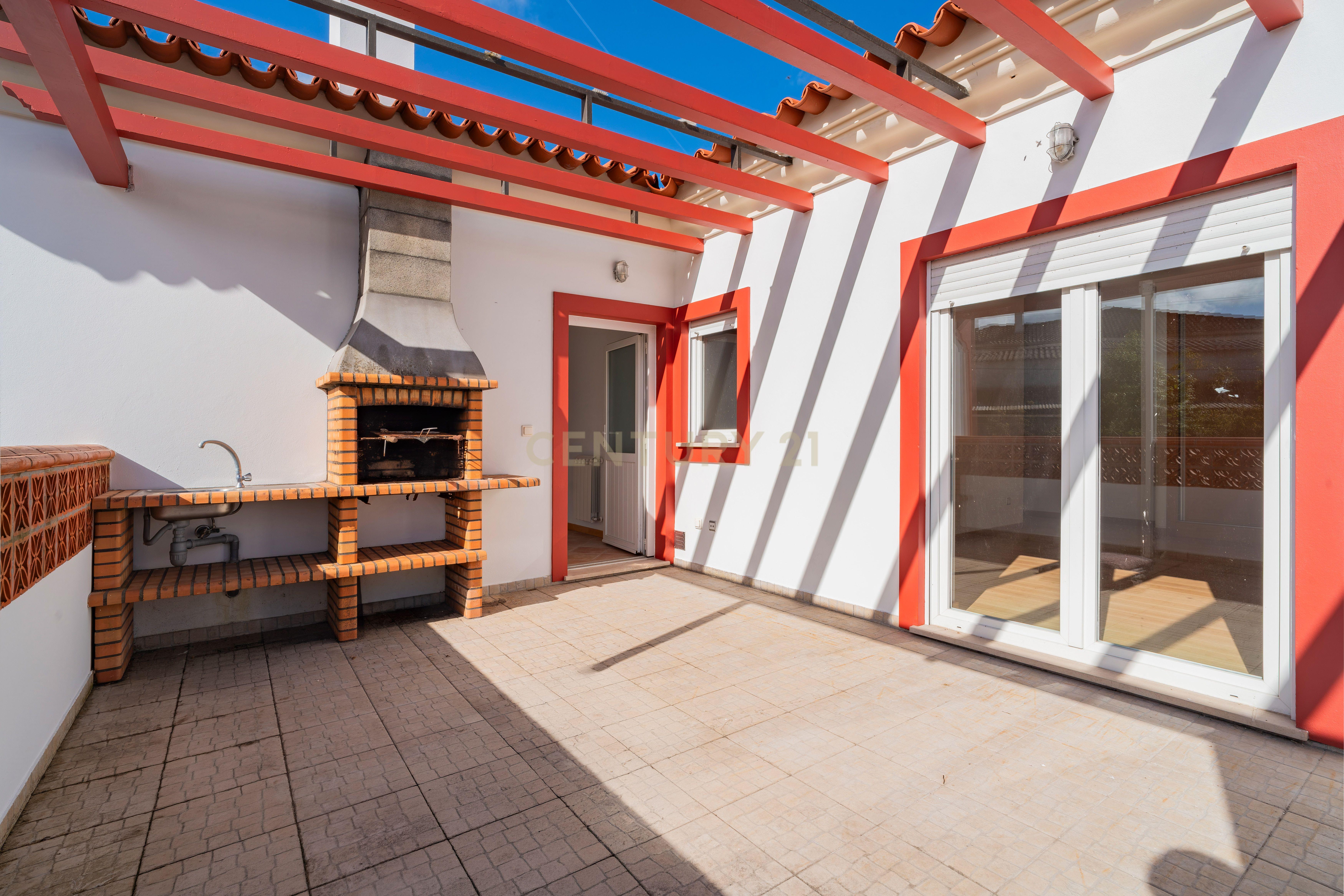 Fotografia 3 de Moradia T3 Térrea com 1.050m² de Terreno, Cave de Convívio e Elevada Eficiência Energética - Amieira, Marinha Grande