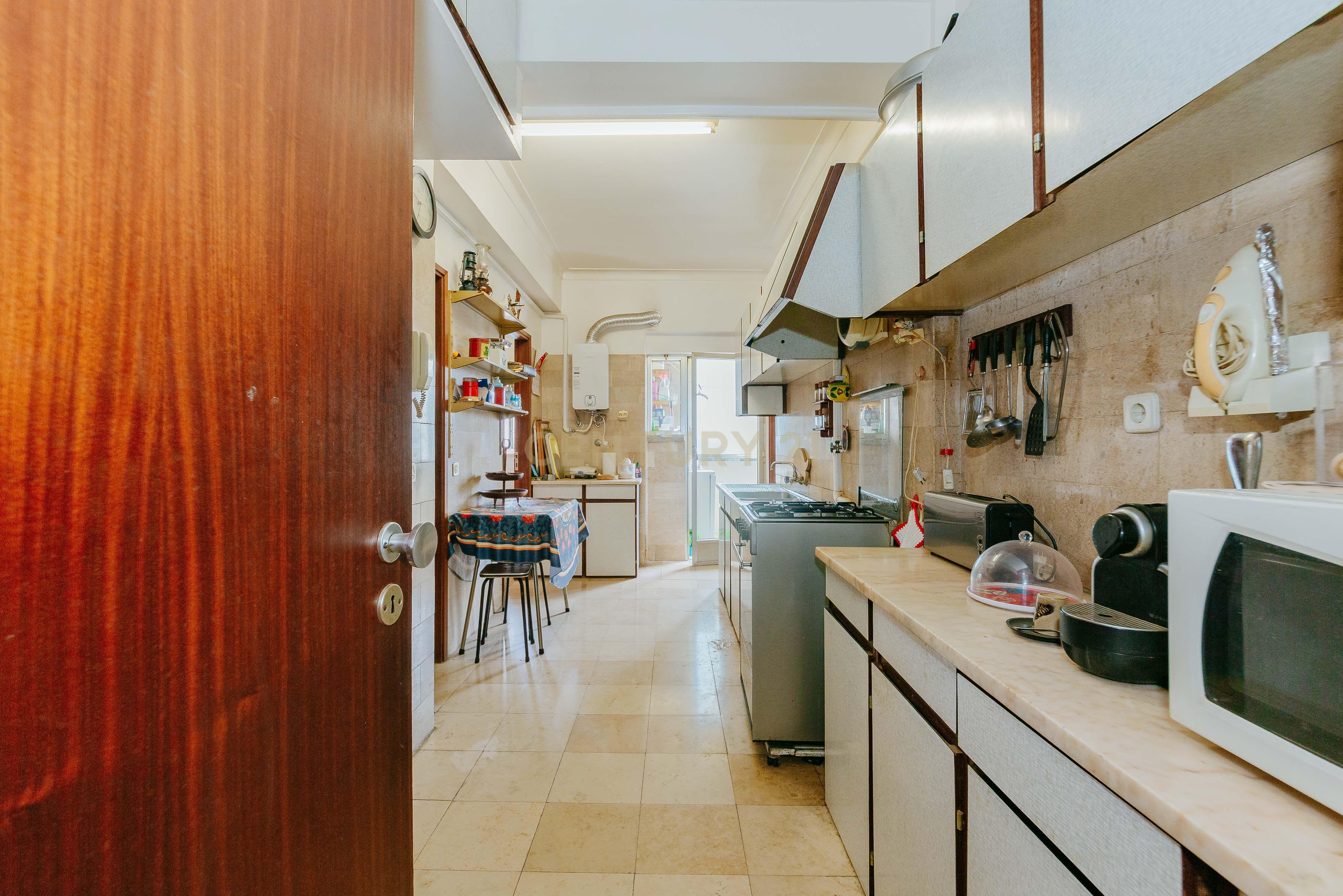 Fotografia 12 de Apartamento T3 em Almada, Parcialmente remodelado, Vista Rio.