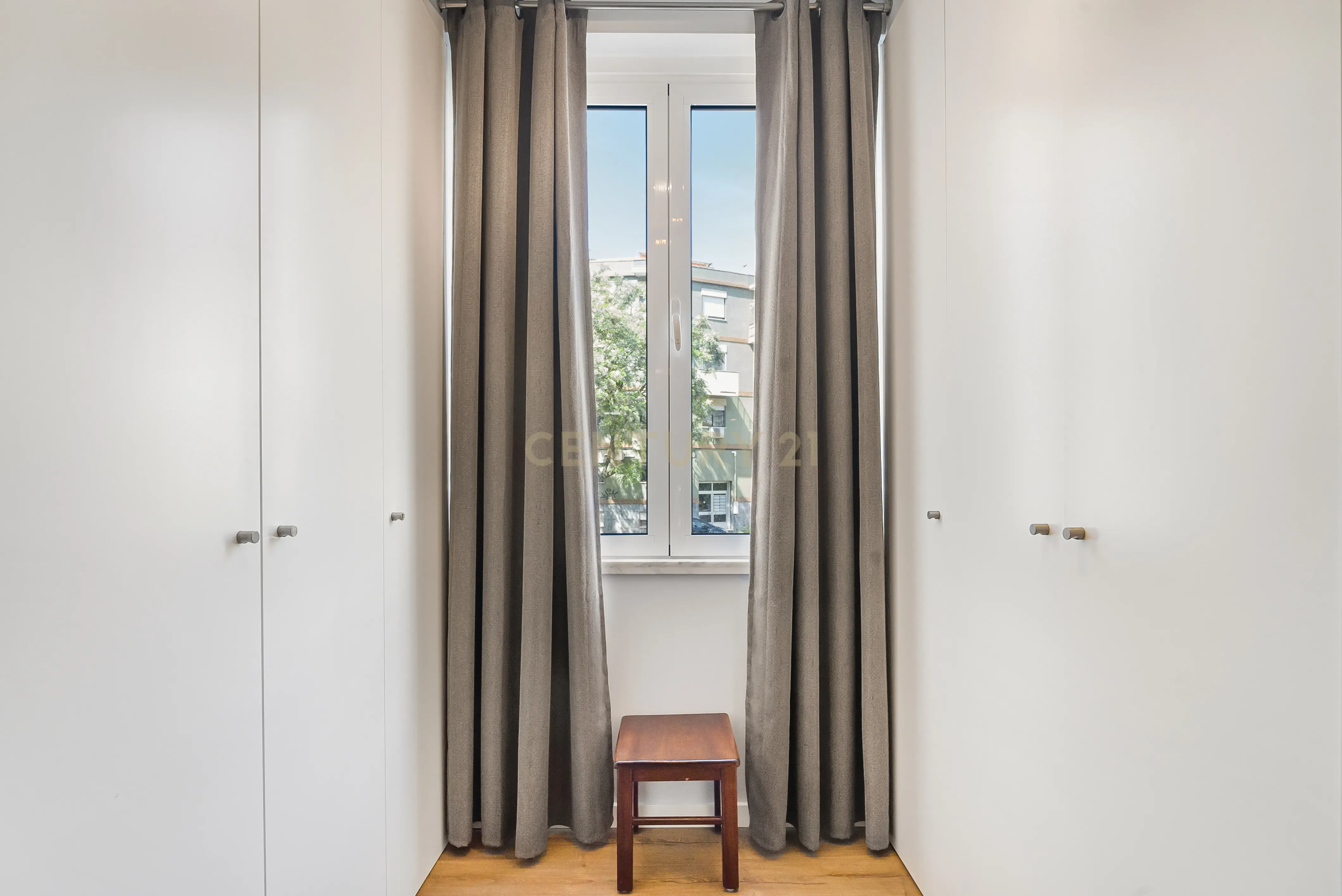 Apartamento T3 convertido em T2 totalmente renovado - Cova da Piedade ( frente à Estação) - Image 19