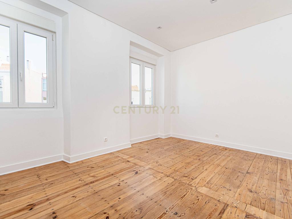 Apartamento T2 de Charme com vista rio e estacionamento em São Vicente, Lisboa - Image 4