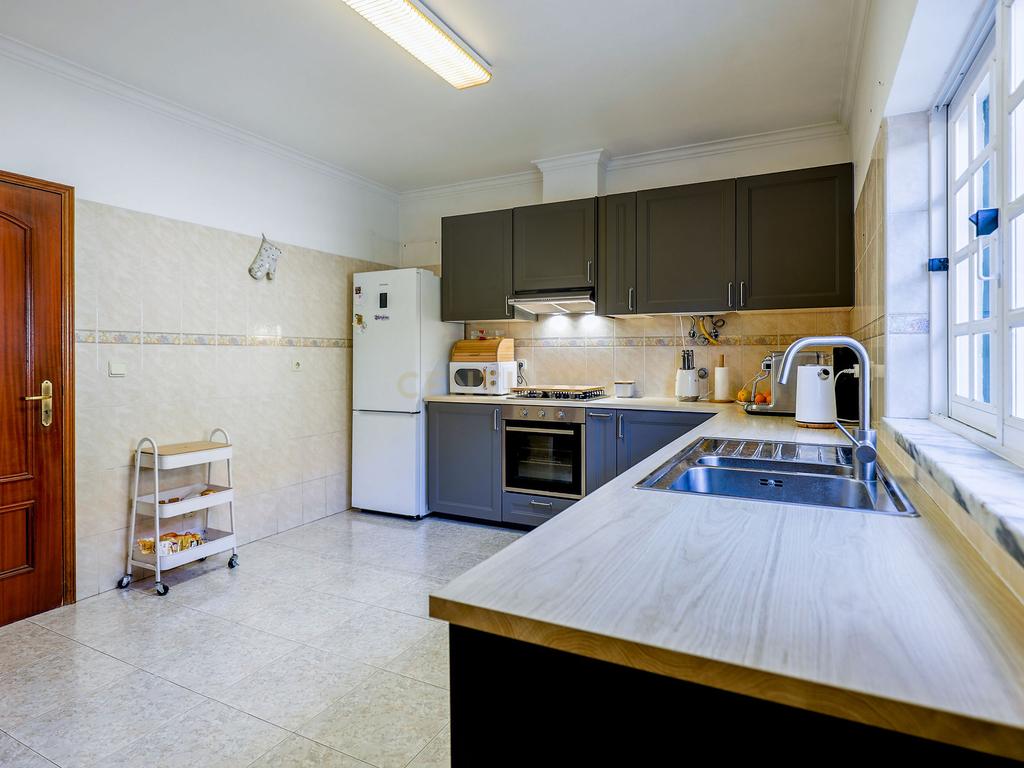 Moradia T3 com Garagem, Espaço Exterior e Sótão Aproveitável na Quinta do Conde - Image 7