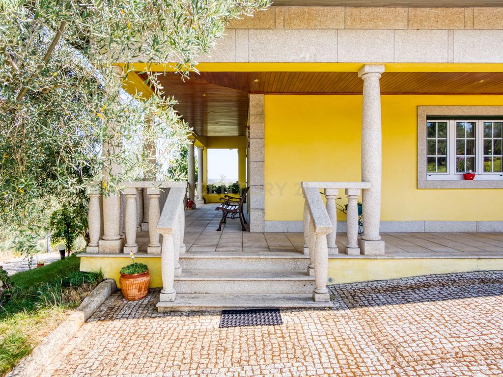 Moradia localizada na capital de distrito, no coração do Nordeste Transmontano. - Image 34