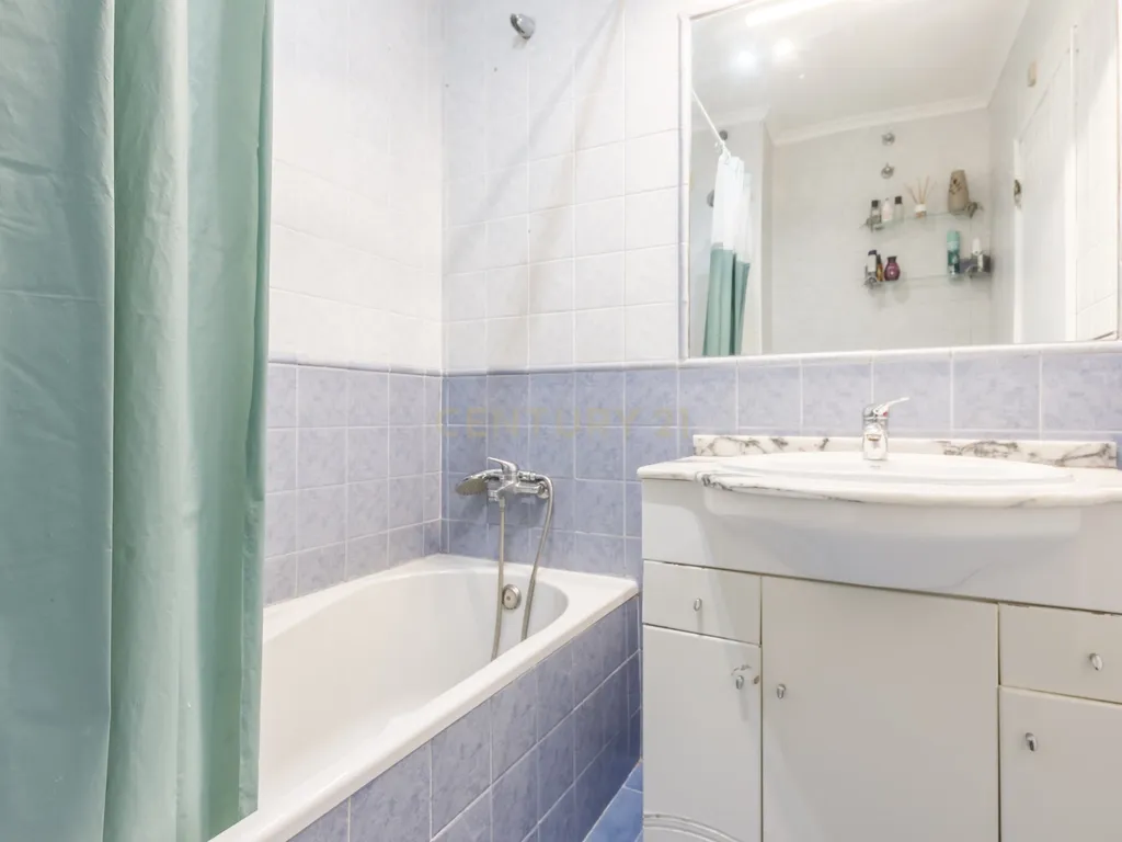 Apartamento T2 Moderno no Monte da Caparica, Pronto a Habitar - Image 2