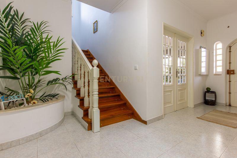 Moradia T4 com Vista para o Campo e Cidade em Localização Privilegiada -Charneca da Caparica, Almada - Image 14