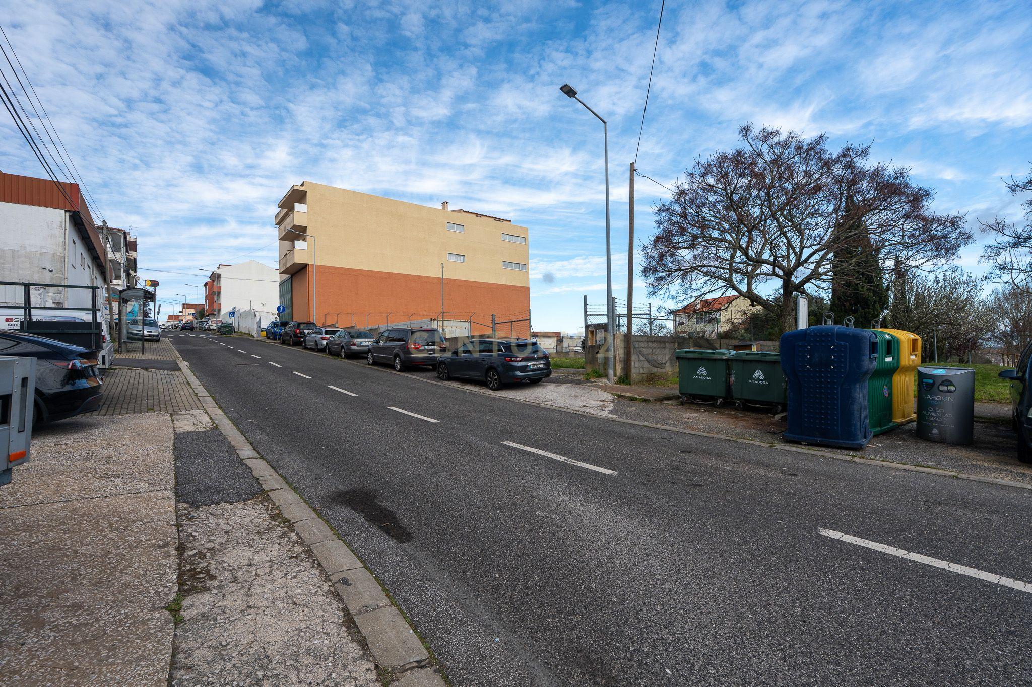 Fotografia 7 de Terreno Urbano Para  Construção de 2 Moradias – Amadora
